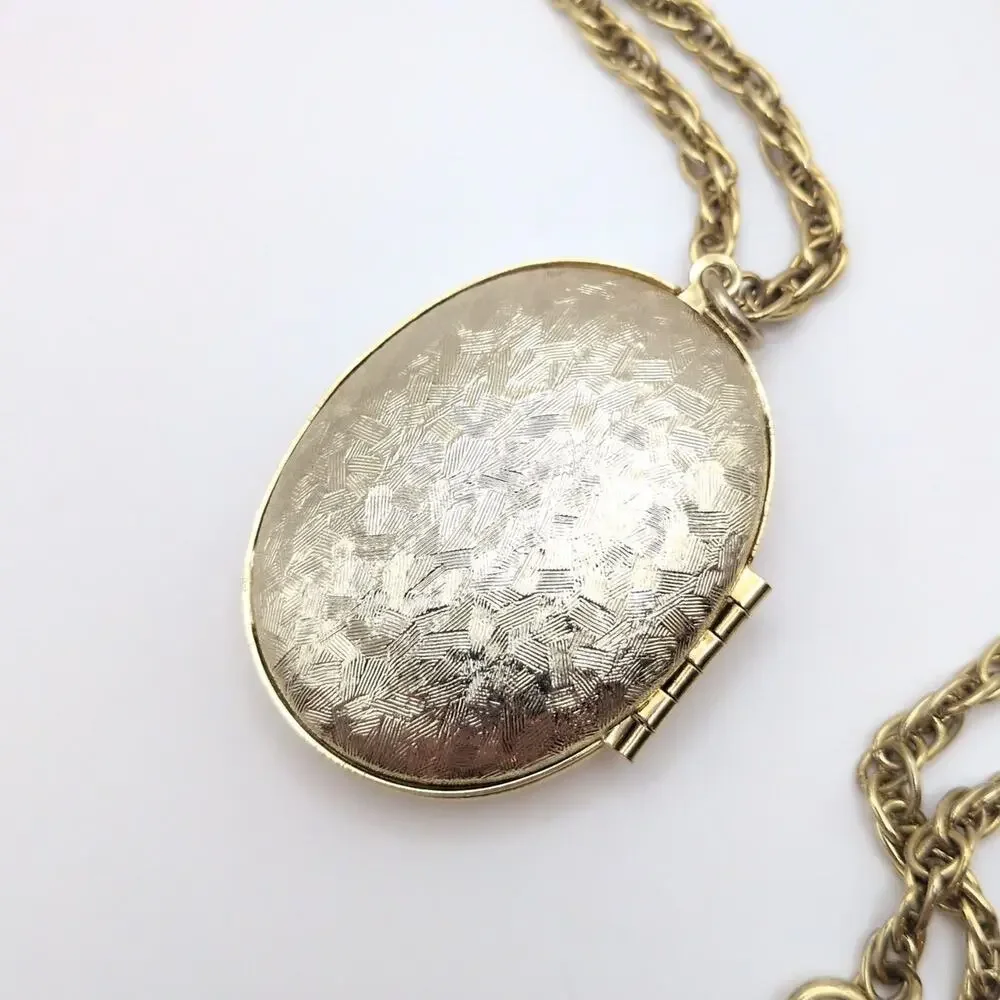 Vintage Etched Cream Enamel Large Oval Photo Locket Rope Chain Necklace 24in